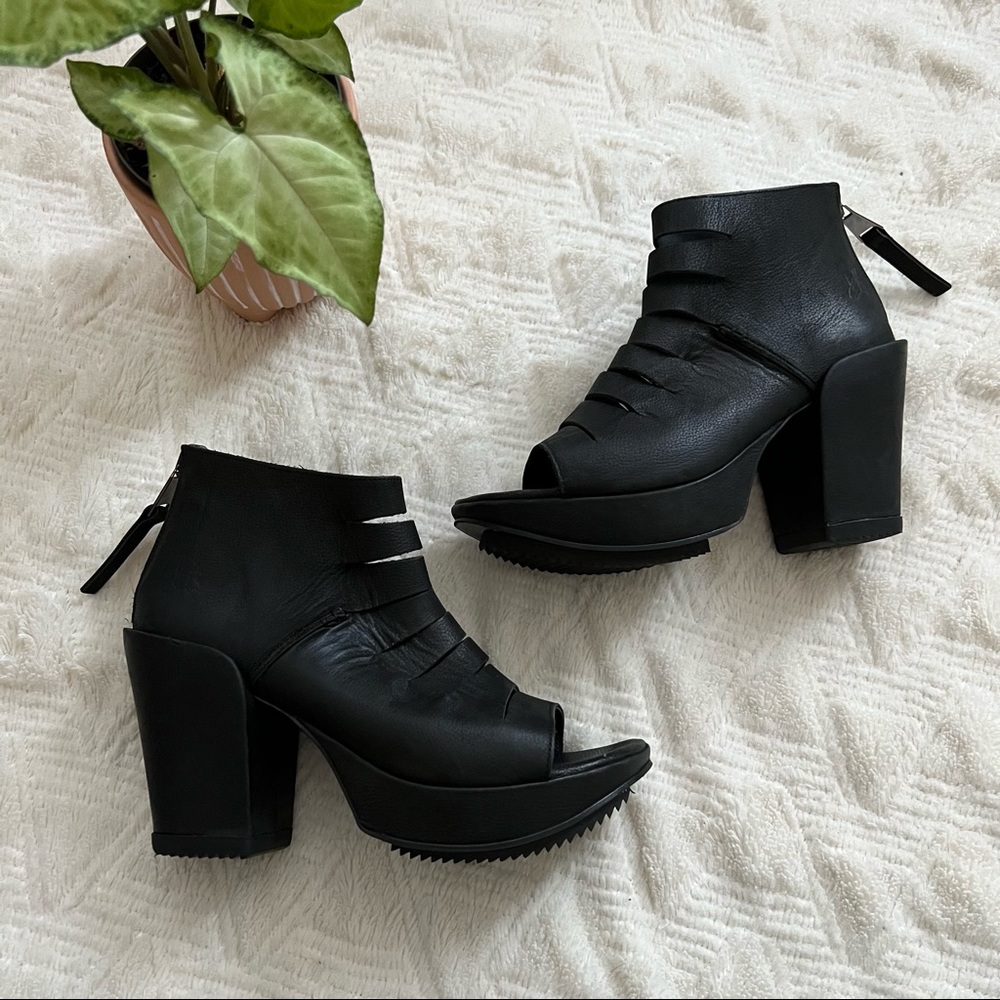 John Fluevog prepare Axe Black Leather Slit Open-Toe Platform Sandals size 9 - Picture 4 of 14